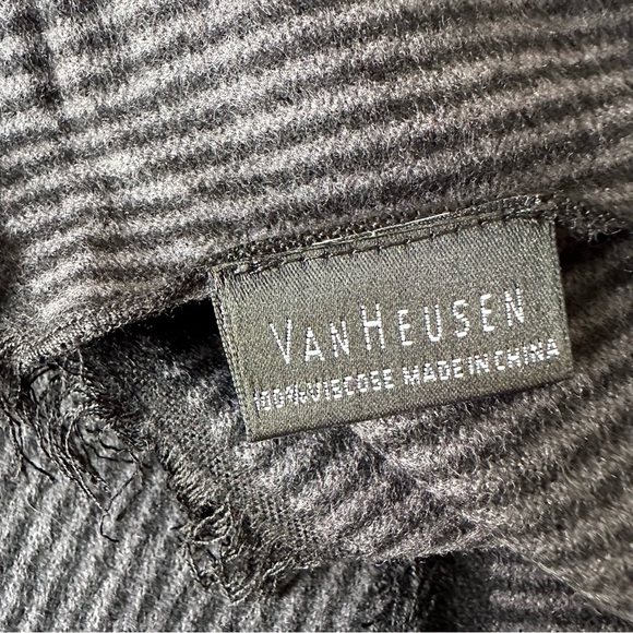 Van Heusen Men's Gray Black 100% Viscose Lightweight Scarf - Picture 4 of 4
